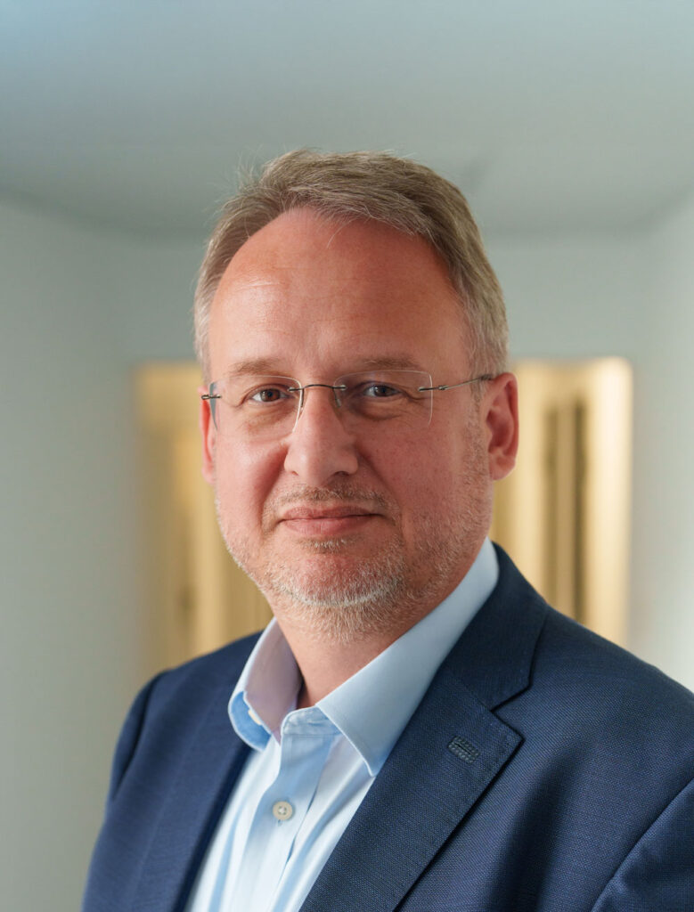 Jens schmitter 779x1024 1.jpg